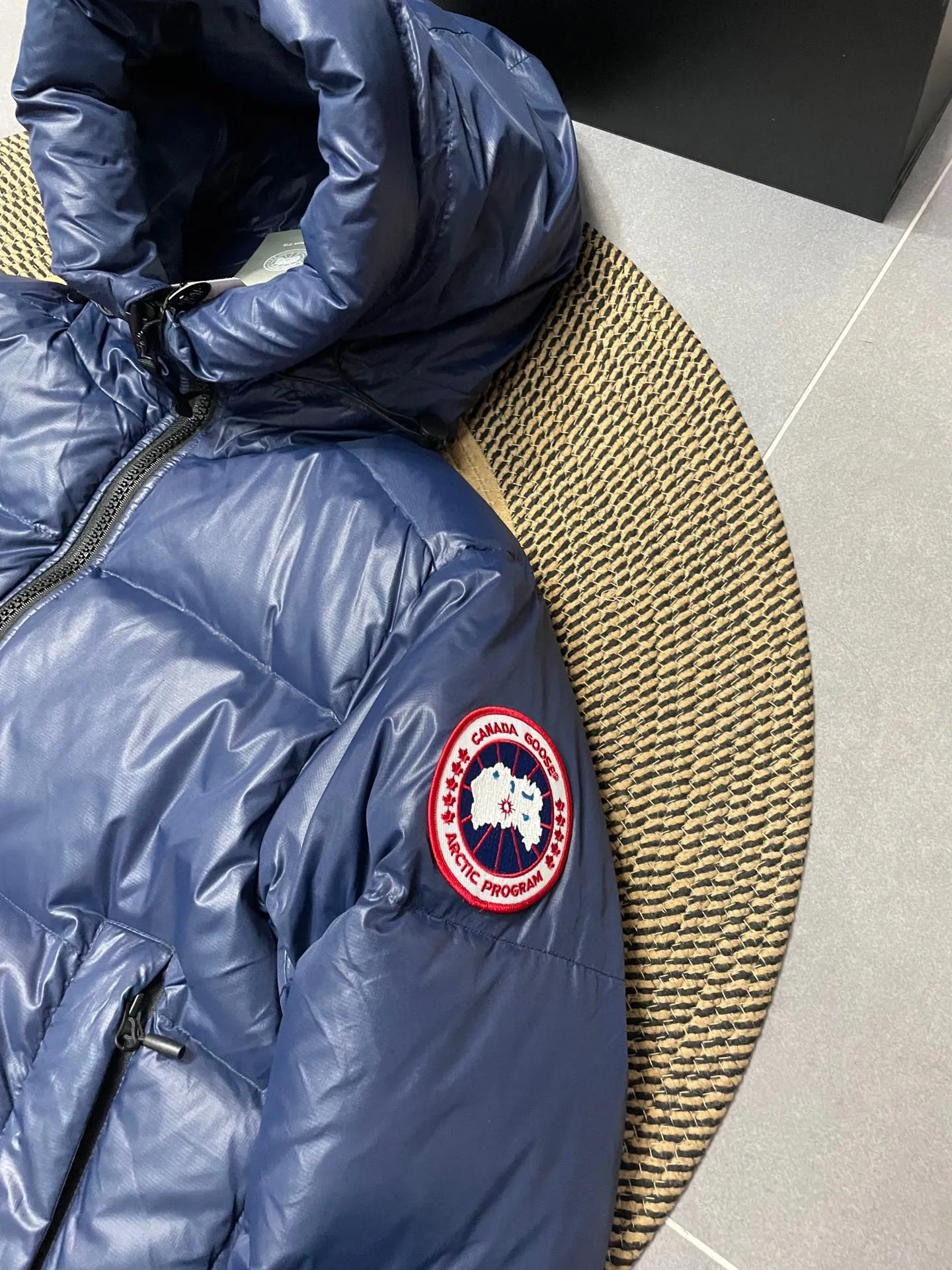 P780 Blue Red Label Top Version 𝘾𝘼𝙉𝘼𝘿𝘼 𝙂𝙊𝙊𝙎𝙀/Canada Goose 2023 Limited New Crofton Puff Down Jacket Pure Guangzhou Inspection 95 White Duck Down Filling‼  Top version, ceiling level‼ Crofton soft bread, the latest style in 2023, has a cold protection effect of up to level 4. It is made of recycled Feather-Light tear-resistant fabric. It is ultra-light and has no weight on the upper body at all! The unique black label highlights your temperament‼  Canada Goose, a Canadian brand, has always been recognized as the warmest down jacket. Various Instagram celebrities, Internet celebrities, and celebrities often wear it for street photos. I do Canada Goose every year, but I still can’t get rid of my love for geese. No matter how cold the winter is, there is no need to be afraid, because there are geese! Filled with 80% white duck down, Canada Goose is the legendary warmest down jacket and is known as a must-have for Arctic outdoor sports! The most popular down jacket in the world, celebrities are rushing to buy it, it is a must-have! Same style for men and women Size: S-XXL